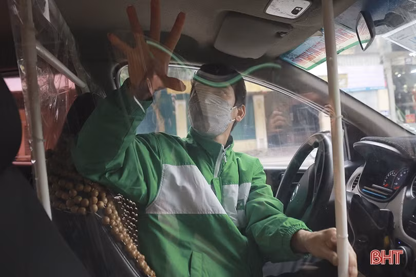 Xe taxi ở Hà Tĩnh trang bị vách ngăn để đảm bảo an toàn phòng dịch COVID-19