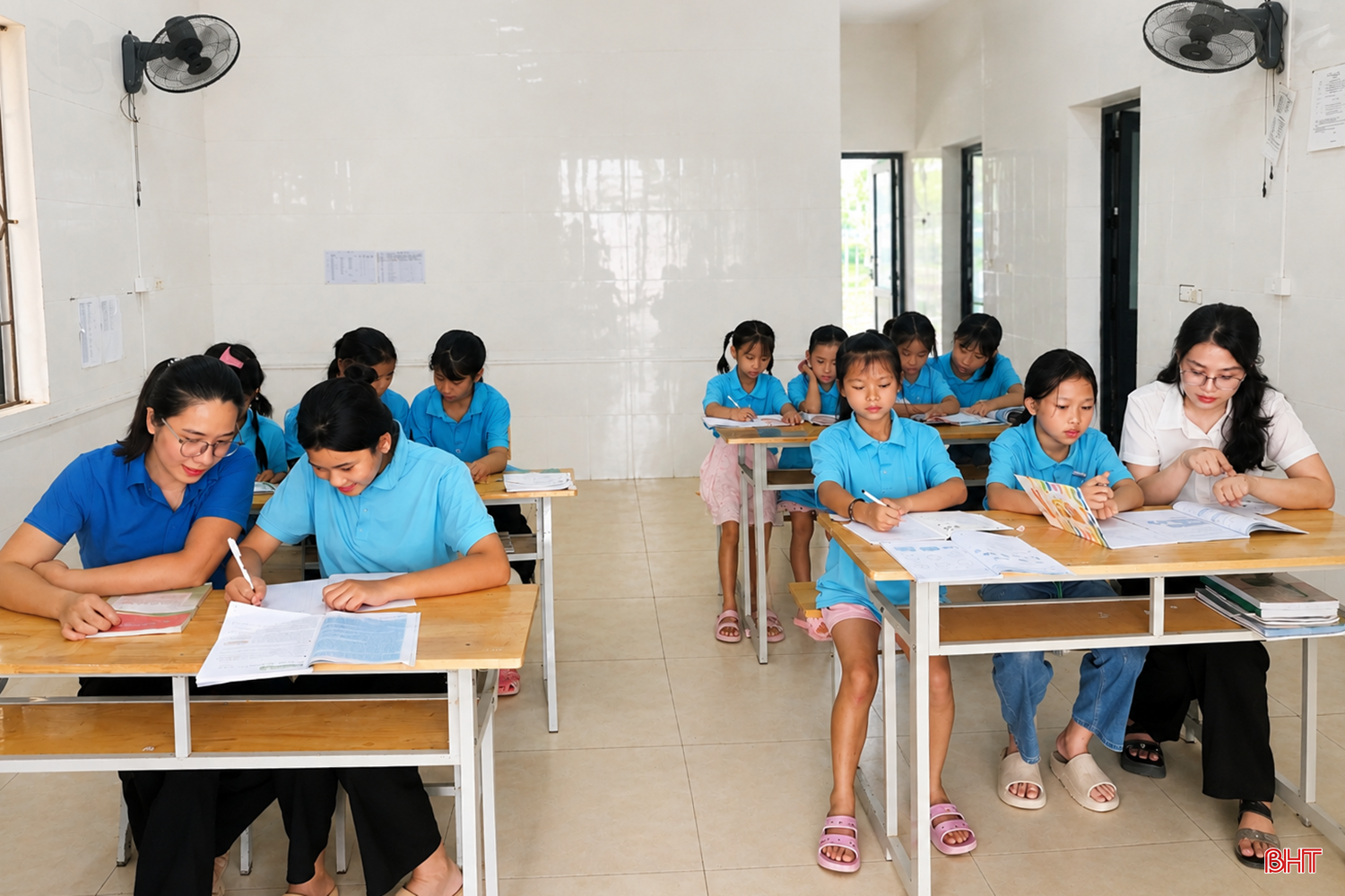 Năm học mới đang đến gần, các cô tại Làng Trẻ em mồ côi Hà Tĩnh lại tất bật chuẩn bị từng góc học tập, từng cuốn sách và những điều nhỏ bé trong sinh hoạt hằng ngày. Từ sự chăm sóc lặng lẽ ấy, một mái nhà chung đang tiếp thêm niềm tin cho những em nhỏ có hoàn cảnh đặc biệt.