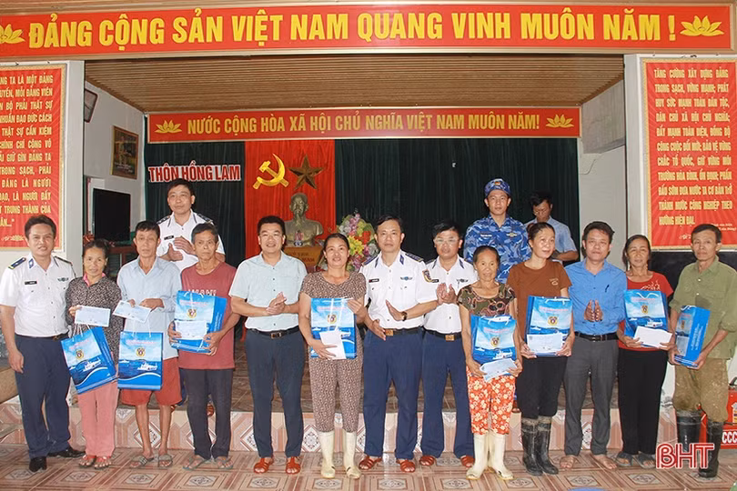 Bộ Tư lệnh Vùng cảnh sát biển 1 trao quà cho bà con “ốc đảo” Hồng Lam
