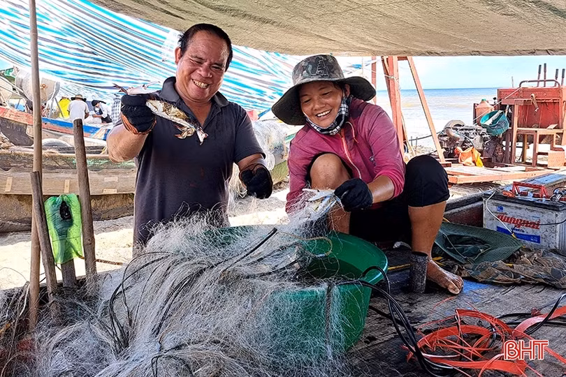 Ngư dân Xuân Yên vui mừng trúng ghẹ sau ngày biển động