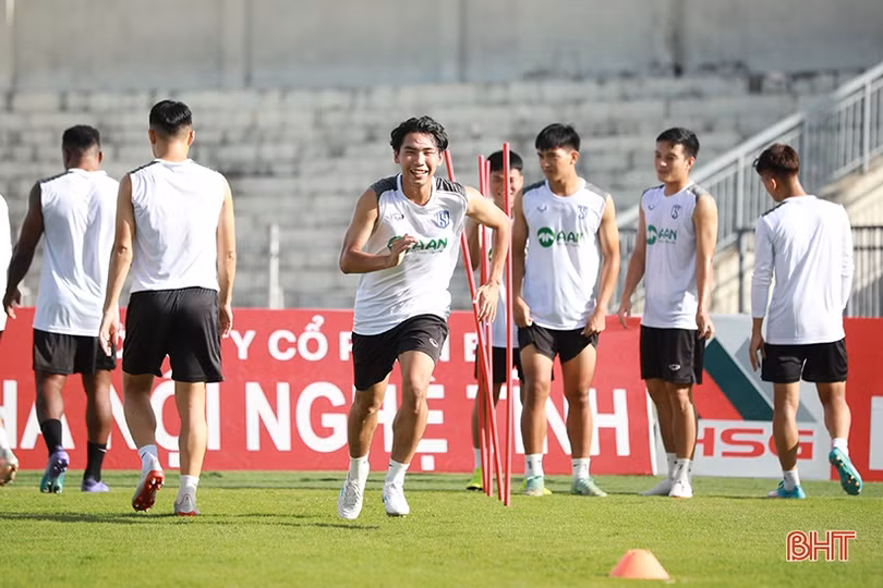 Thầy trò HLV Nguyễn Huy Hoàng tập làm quen sân Hà Tĩnh