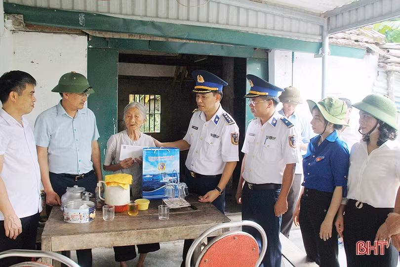 Bộ Tư lệnh Vùng cảnh sát biển 1 trao quà cho bà con “ốc đảo” Hồng Lam