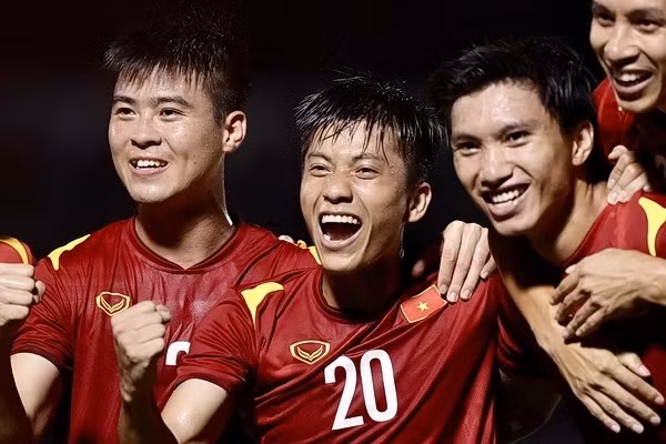 Tuyển Việt Nam lên hạng 96 thế giới