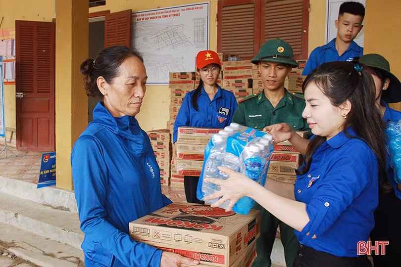 Trao nhu yếu phẩm thiết yếu hỗ trợ bà con vùng lũ Hồng Lam