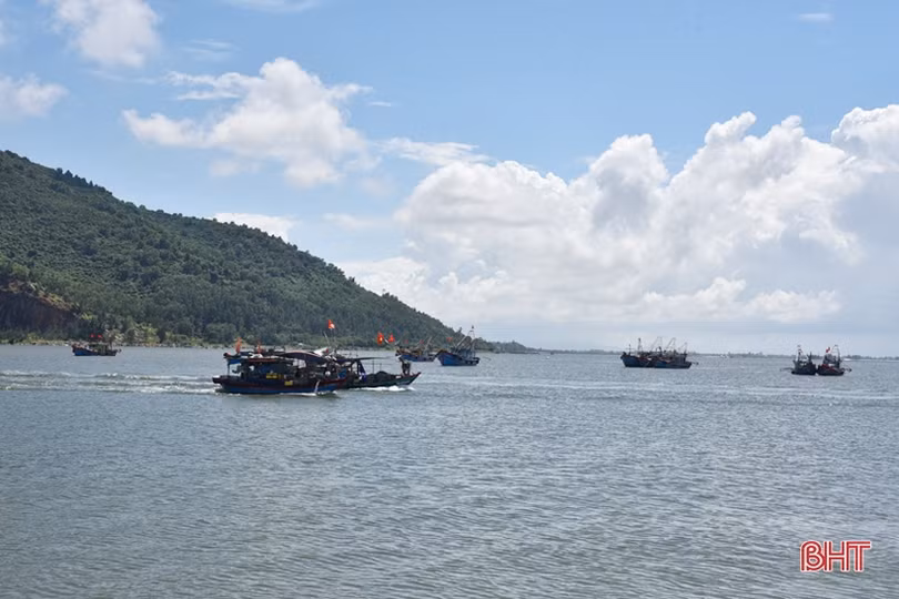 Ngư dân Lộc Hà hối hả bám biển vươn khơi sau mưa bão