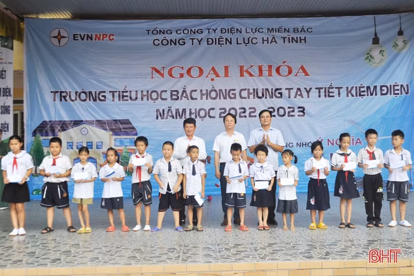 Gần 1.200 học sinh tiểu học ở Hà Tĩnh học cách tiết kiệm điện