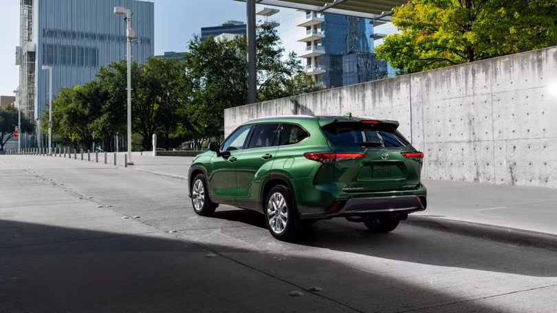 Toyota Highlander Turbo 2023 chốt giá từ 36.420 USD