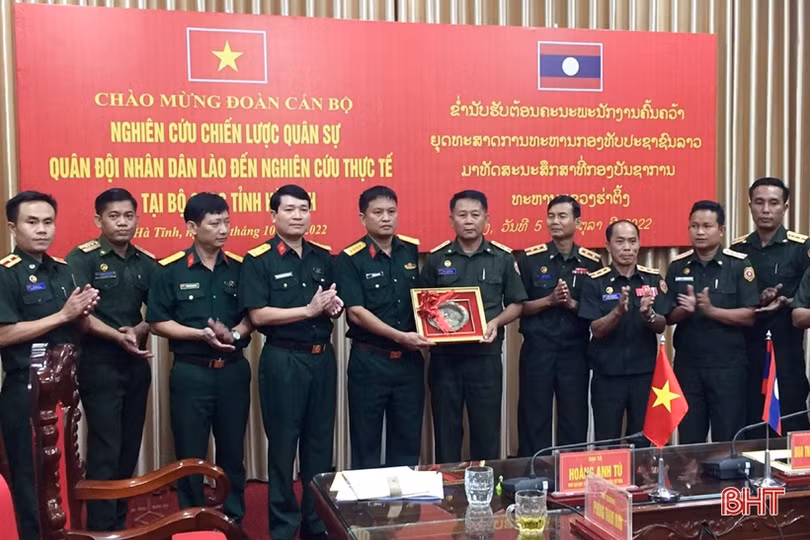 Đoàn cán bộ nghiên cứu chiến lược Quân sự Quân đội Lào học hỏi kinh nghiệm lực lượng vũ trang Hà Tĩnh
