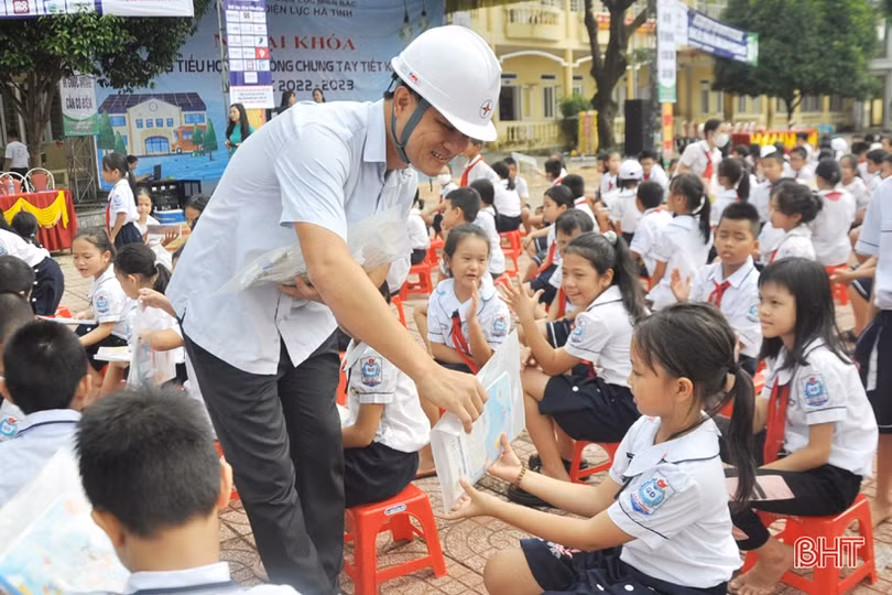 Gần 1.200 học sinh tiểu học ở Hà Tĩnh học cách tiết kiệm điện