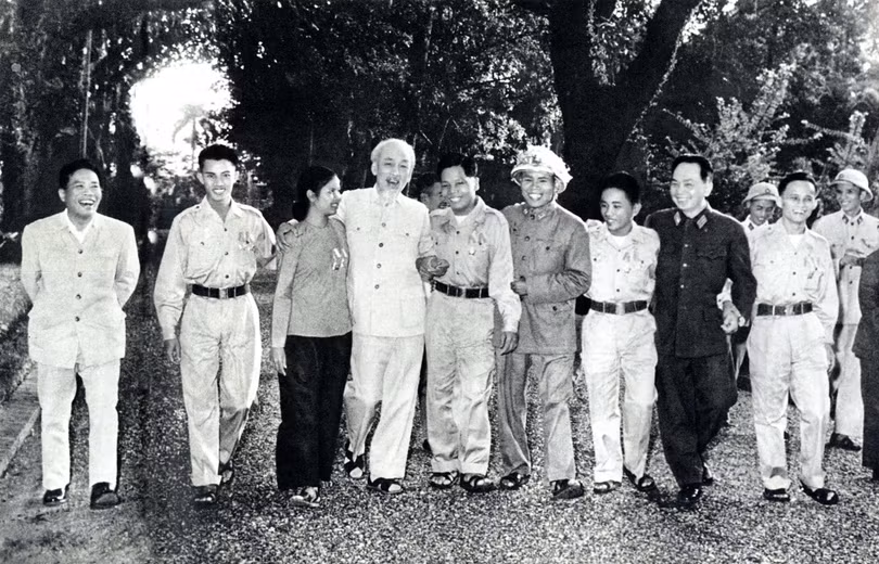Chủ tịch Hồ Chí Minh - “Anh hùng giải phóng dân tộc, nhà văn hóa kiệt xuất”