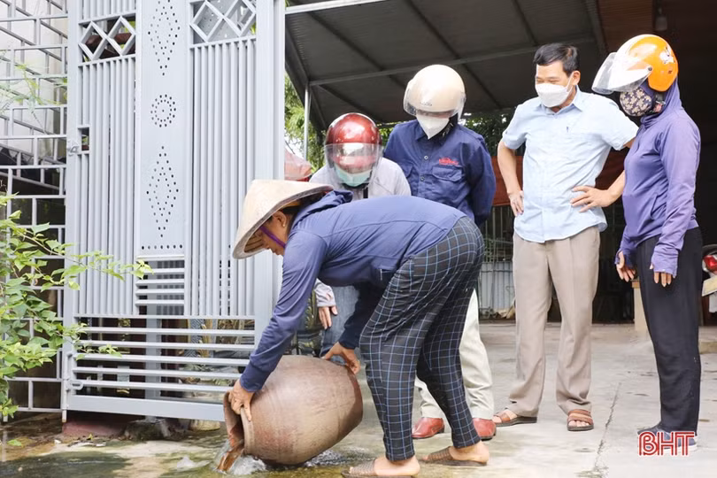 Khẩn trương triển khai diệt bọ gậy ngăn ổ dịch sốt xuất huyết ở Can Lộc bùng phát