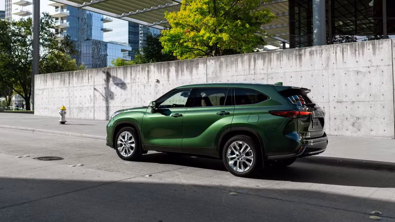 Toyota Highlander Turbo 2023 chốt giá từ 36.420 USD