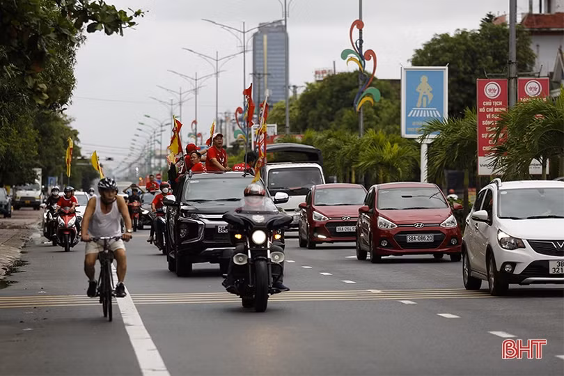 Cổ động viên cổ vũ đội nhà trước trận “derby xứ Nghệ”
