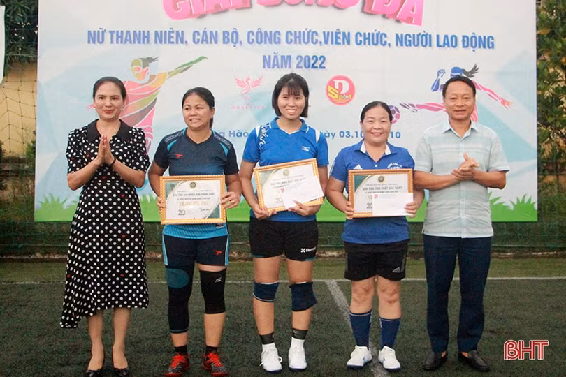 Đội liên quân phường xã vô địch Giải Bóng đá nữ TP Hà Tĩnh 