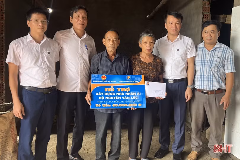 Đoàn ĐBQH tỉnh Hà Tĩnh kết nối hỗ trợ xây dựng 2 ngôi nhà nhân ái ở Vũ Quang