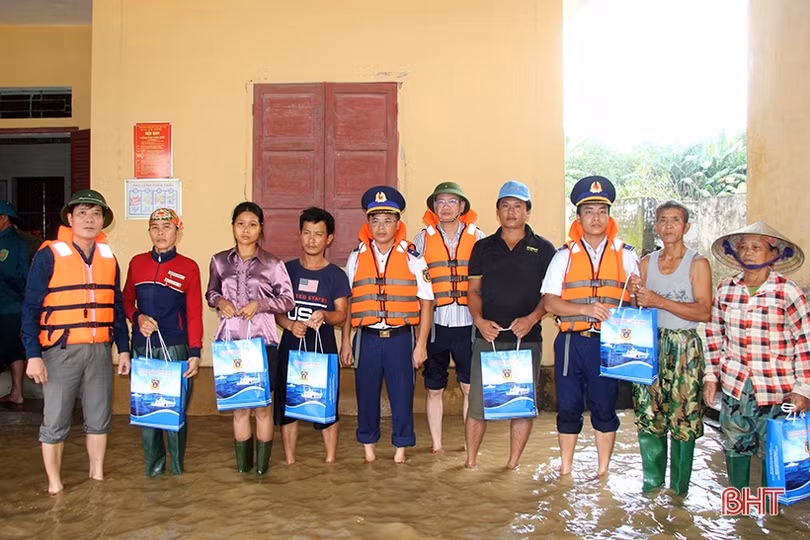 Trao 334 suất quà hỗ trợ người dân “ốc đảo” Hồng Lam