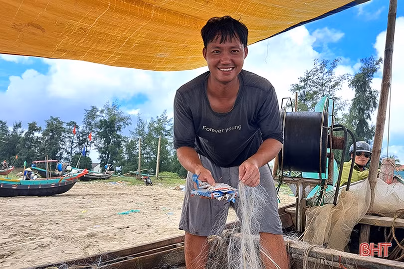 Ngư dân Xuân Yên vui mừng trúng ghẹ sau ngày biển động