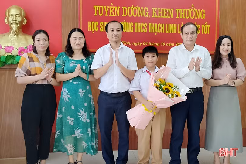 Chủ tịch UBND tỉnh Hà Tĩnh tặng bằng khen nam sinh nhặt được hơn 51 triệu đồng trả người đánh mất