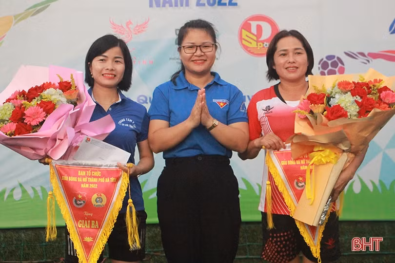 Đội liên quân phường xã vô địch Giải Bóng đá nữ TP Hà Tĩnh 