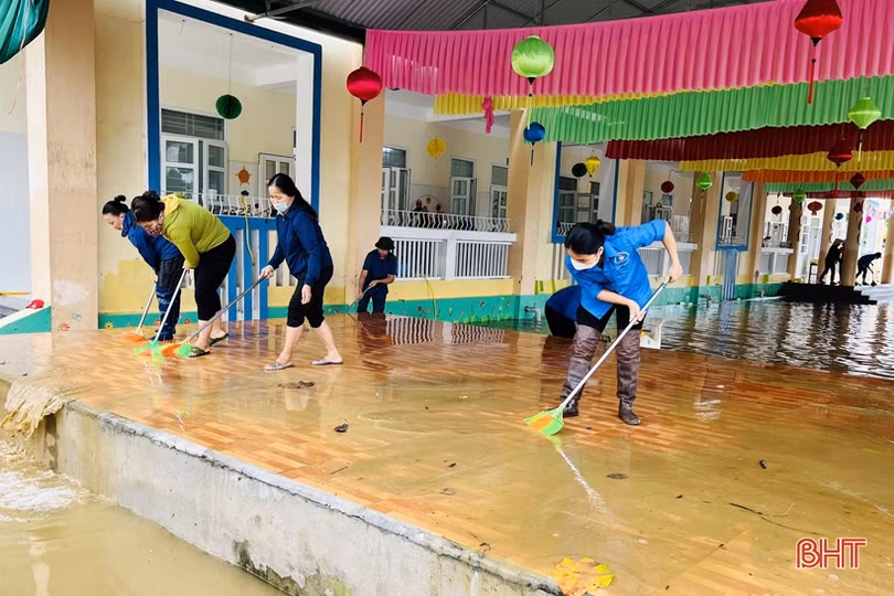 Các địa bàn ngập lụt ở Hà Tĩnh khẩn trương vệ sinh môi trường, ngăn dịch bệnh bùng phát