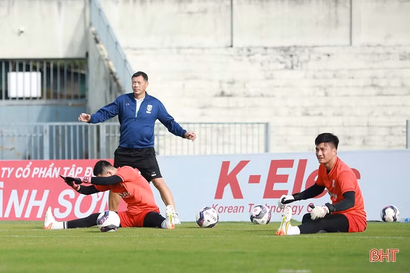 Thầy trò HLV Nguyễn Huy Hoàng tập làm quen sân Hà Tĩnh
