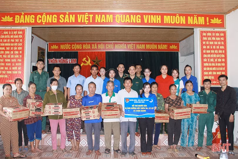 Trao nhu yếu phẩm thiết yếu hỗ trợ bà con vùng lũ Hồng Lam