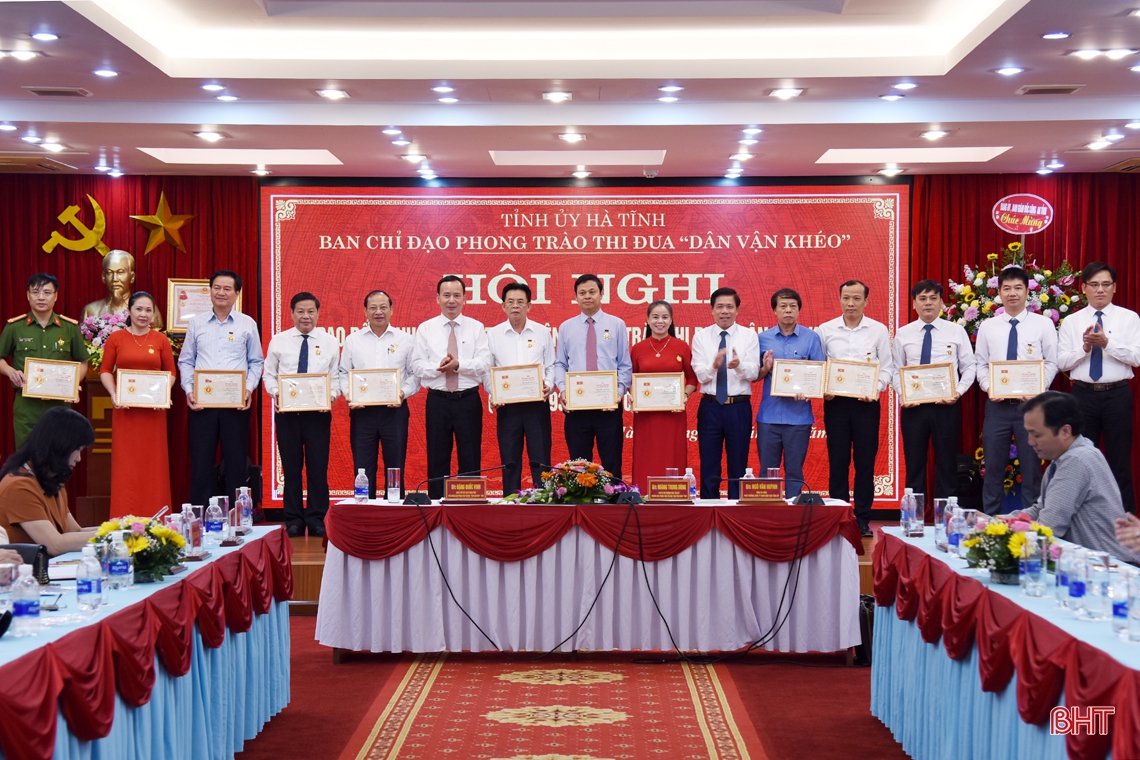 Ban Dân vận Tỉnh ủy Hà Tĩnh đón nhận Huân chương Lao động hạng Nhất