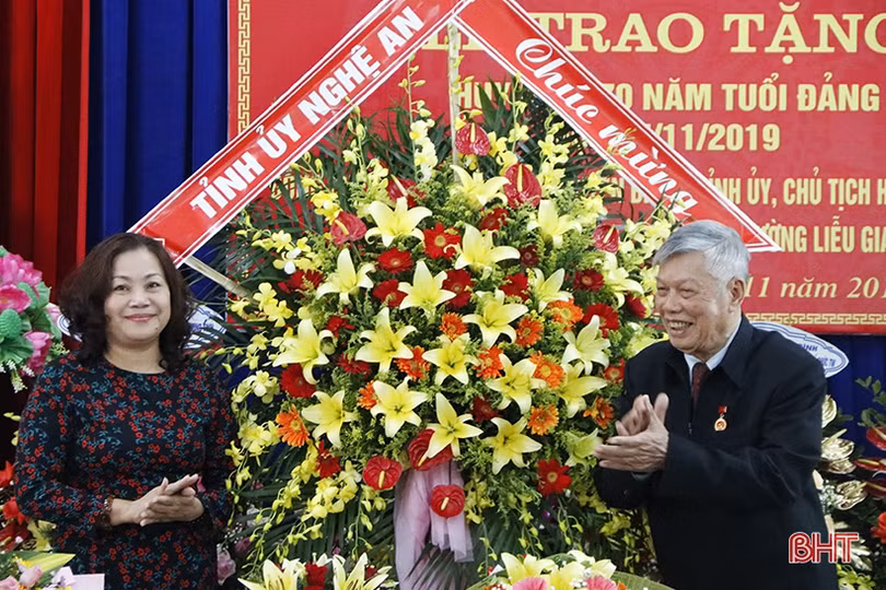 Nguyên Bí thư Tỉnh ủy Hà Tĩnh nhận Huy hiệu 70 năm tuổi Đảng