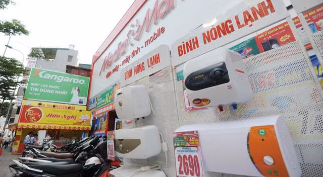 Không ngắt điện bình nóng lạnh, liệu có bị giật khi đang tắm?