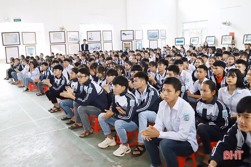 Học sinh Hương Sơn hào hứng với triển lãm “Hoàng Sa, Trường Sa của Việt Nam - những bằng chứng lịch sử và pháp lý”