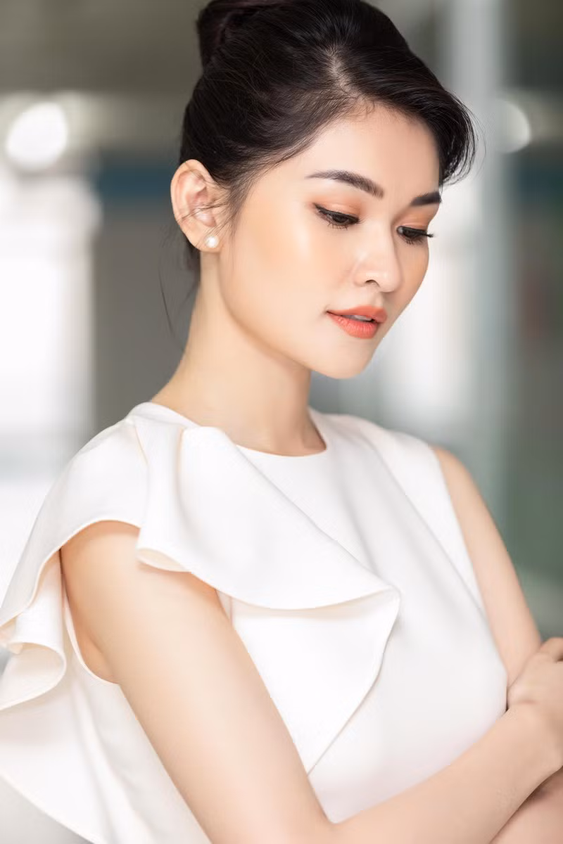 Á hậu Thùy Dung đẹp nền nã với váy trắng