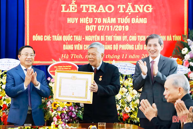 Nguyên Bí thư Tỉnh ủy Hà Tĩnh nhận Huy hiệu 70 năm tuổi Đảng