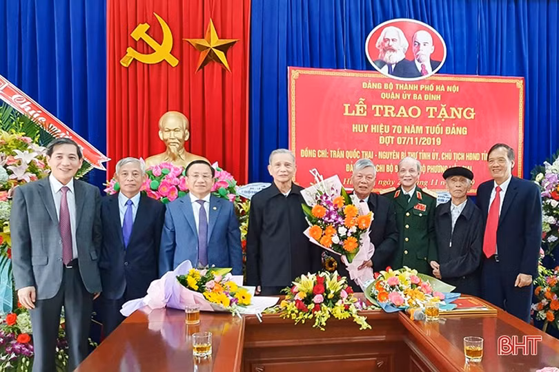 Nguyên Bí thư Tỉnh ủy Hà Tĩnh nhận Huy hiệu 70 năm tuổi Đảng