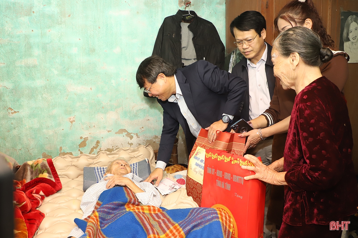 Lãnh đạo tỉnh chúc tết người có công, người cao tuổi ở TP Hà Tĩnh