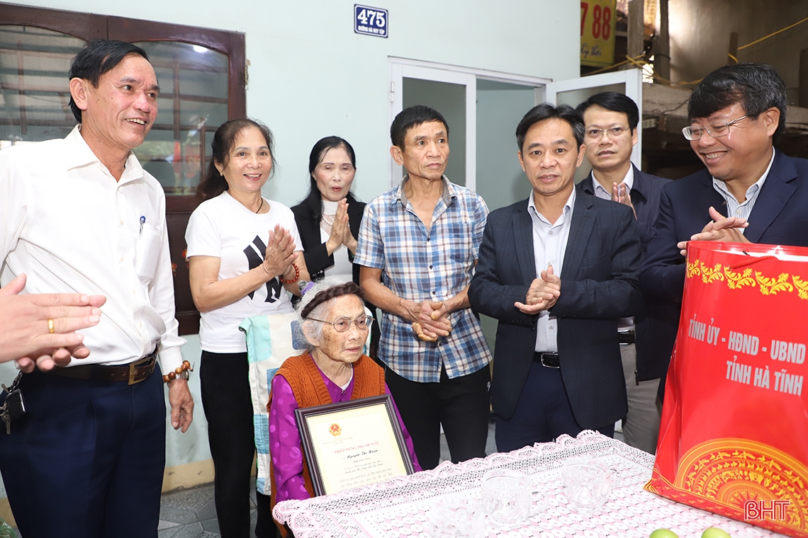 Lãnh đạo tỉnh chúc tết người có công, người cao tuổi ở TP Hà Tĩnh