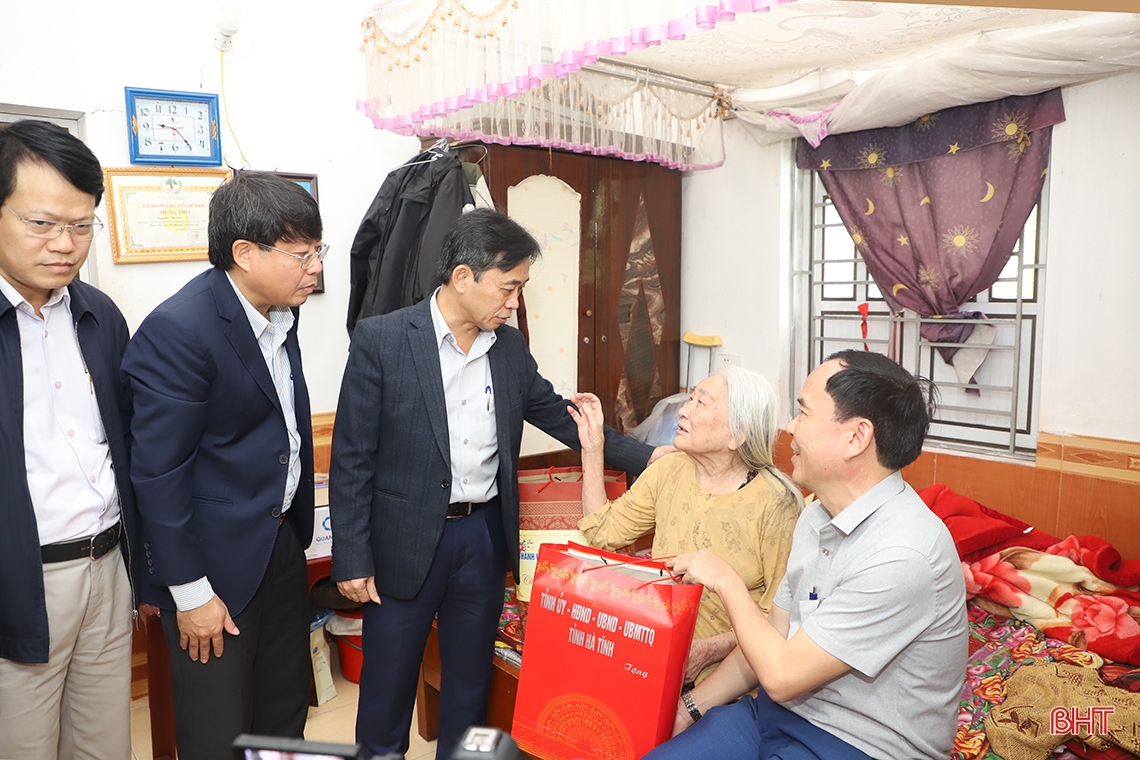 Lãnh đạo tỉnh chúc tết người có công, người cao tuổi ở TP Hà Tĩnh