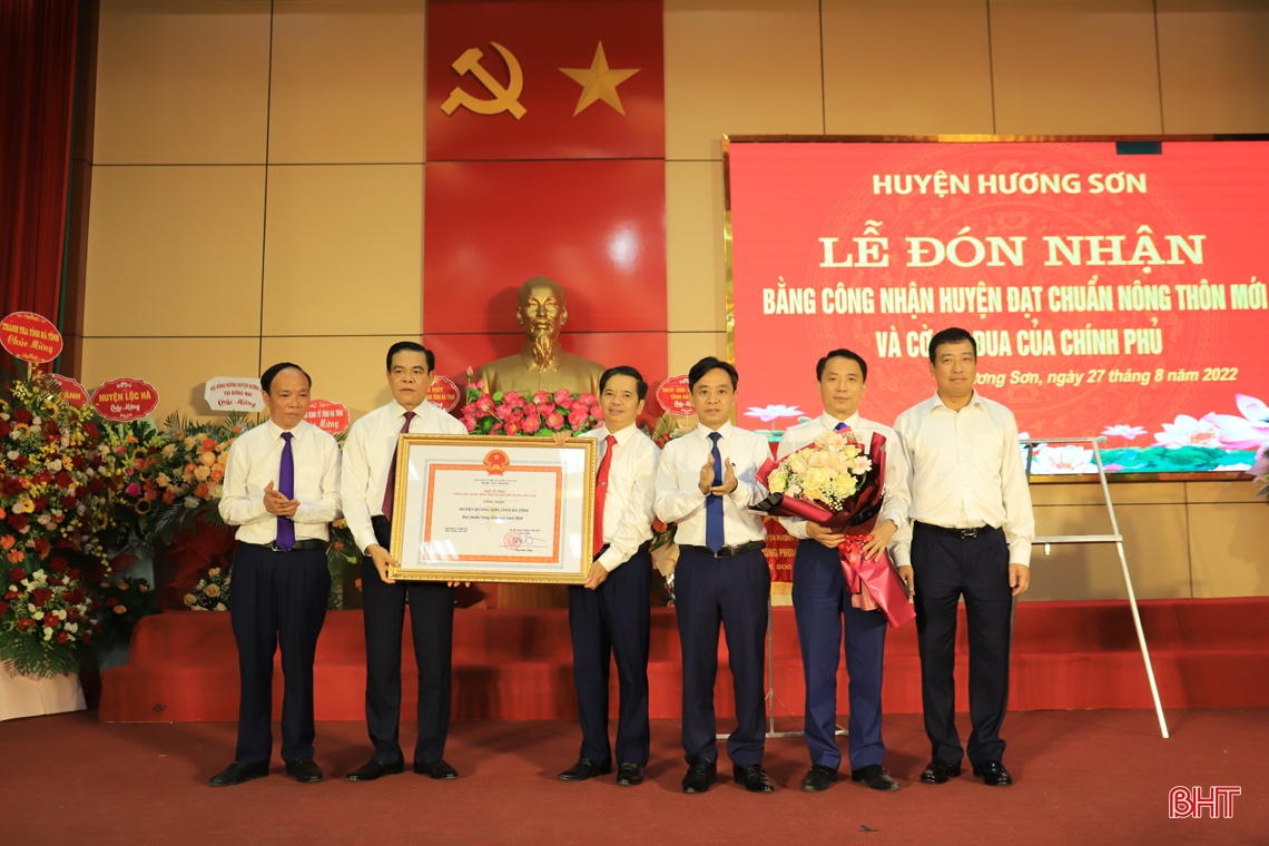 Hương Sơn đón Bằng công nhận huyện đạt chuẩn NTM và Cờ thi đua của Chính phủ