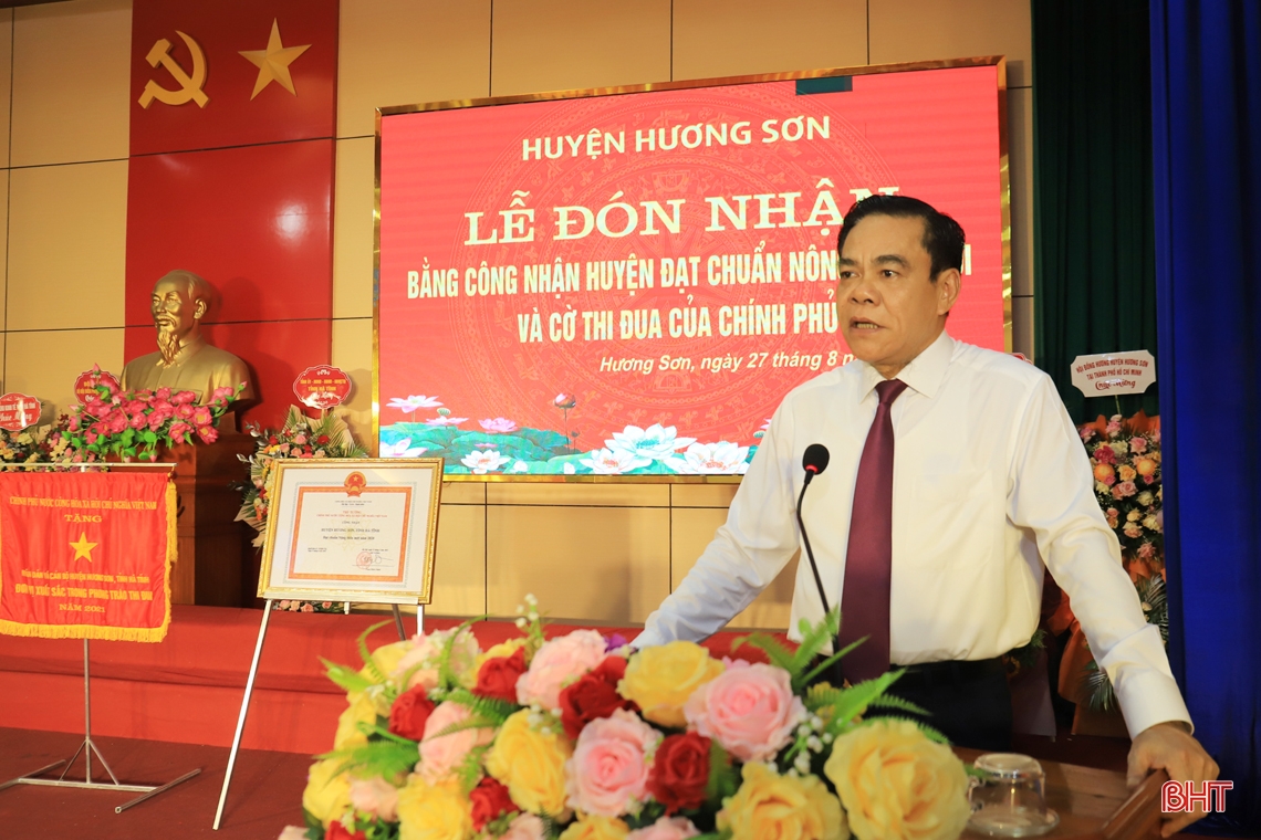 Hương Sơn đón Bằng công nhận huyện đạt chuẩn NTM và Cờ thi đua của Chính phủ