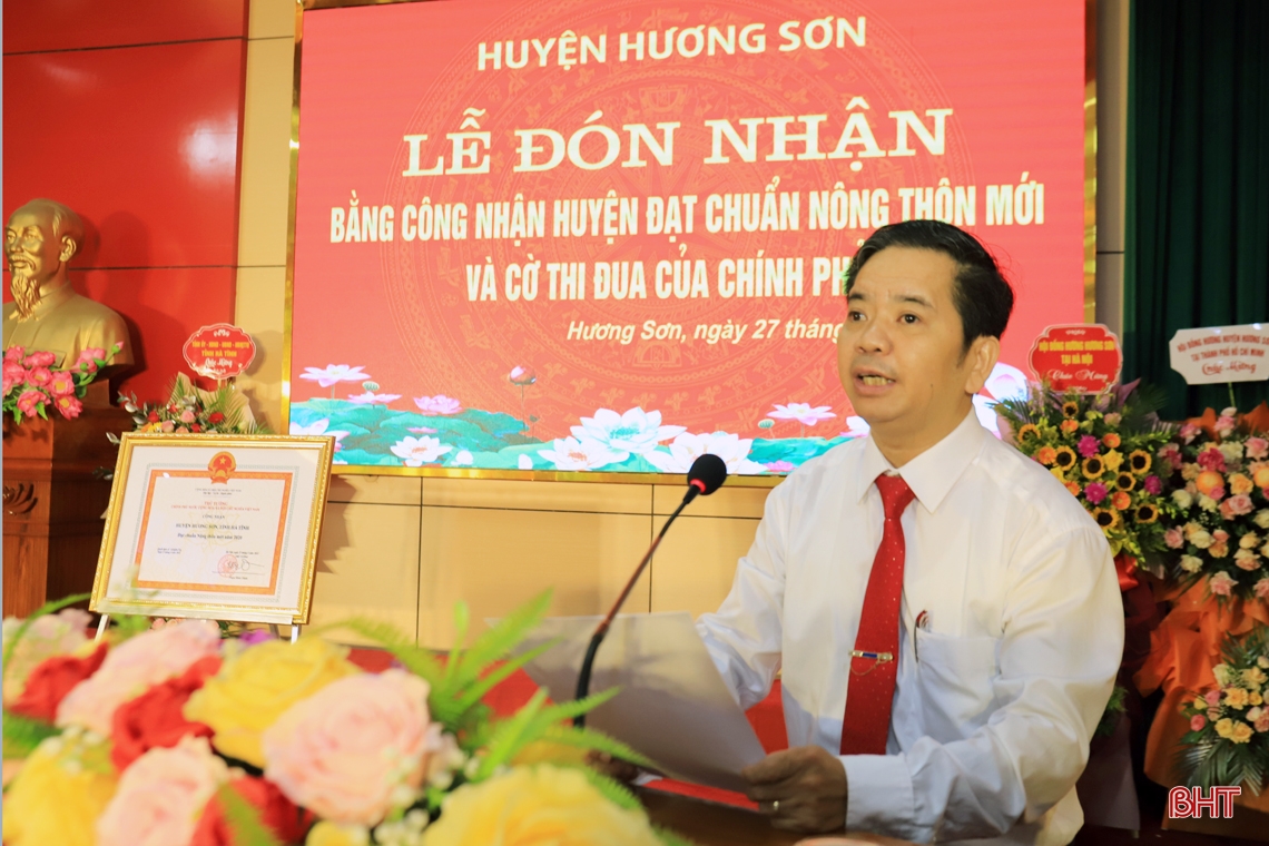 Hương Sơn đón Bằng công nhận huyện đạt chuẩn NTM và Cờ thi đua của Chính phủ
