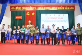 Trao 200 suất quà cho các gia đình hoàn cảnh khó khăn ở xã Tứ Mỹ 