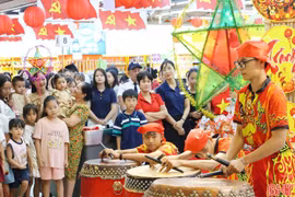 Không gian mua sắm, vui chơi trong nhà hút khách dịp lễ