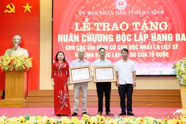 Trao Huân chương Độc lập hạng Ba cho 2 gia đình có con độc nhất là liệt sĩ