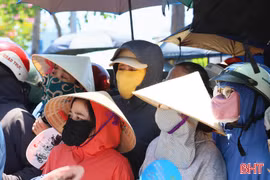 Phụ huynh "đội nắng", đồng hành cùng con trong kỳ thi