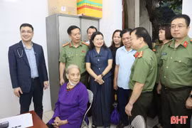 Hơn 200 người cao tuổi được khám, cấp phát thuốc miễn phí
