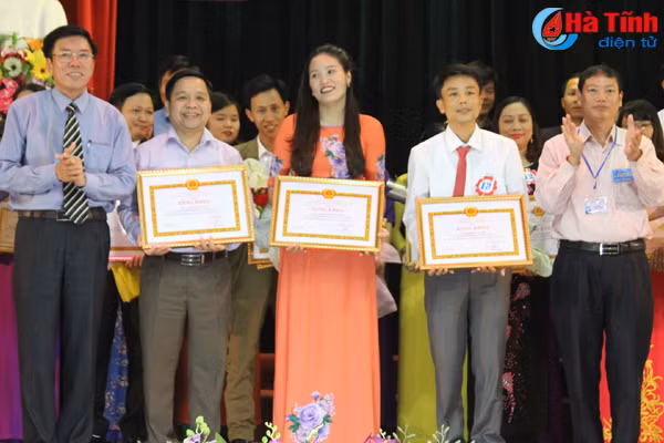 bi thu tinh uy trao chung nhan giang vien ly luan chinh tri gioi cho 25 thi sinh
