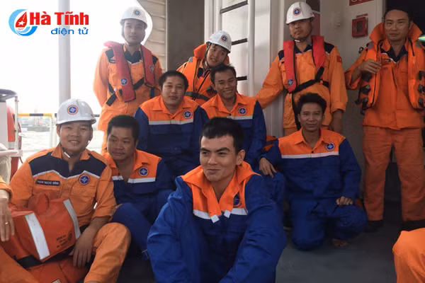 cuu 12 thuyen vien tren tau cho than bi chim