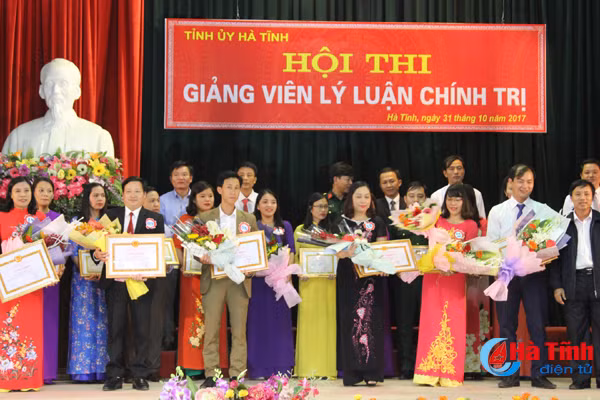 bi thu tinh uy trao chung nhan giang vien ly luan chinh tri gioi cho 25 thi sinh