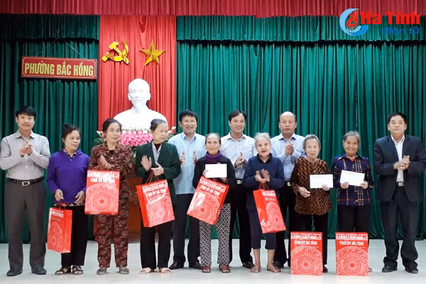 truong ban tuyen giao tinh uy tang qua nguoi cao tuoi tx hong linh