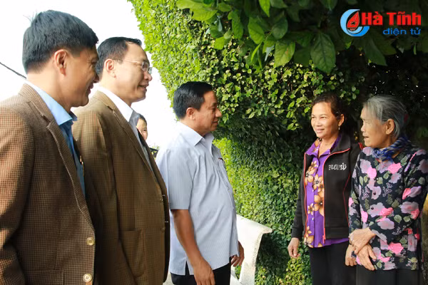 bi thu tinh uy le dinh son mot bo phan can bo thieu quyet liet ngai va cham trong xay dung ntm