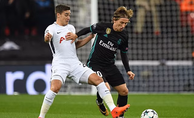lan dau danh bai real tottenham hien ngang tien vao vong knock out